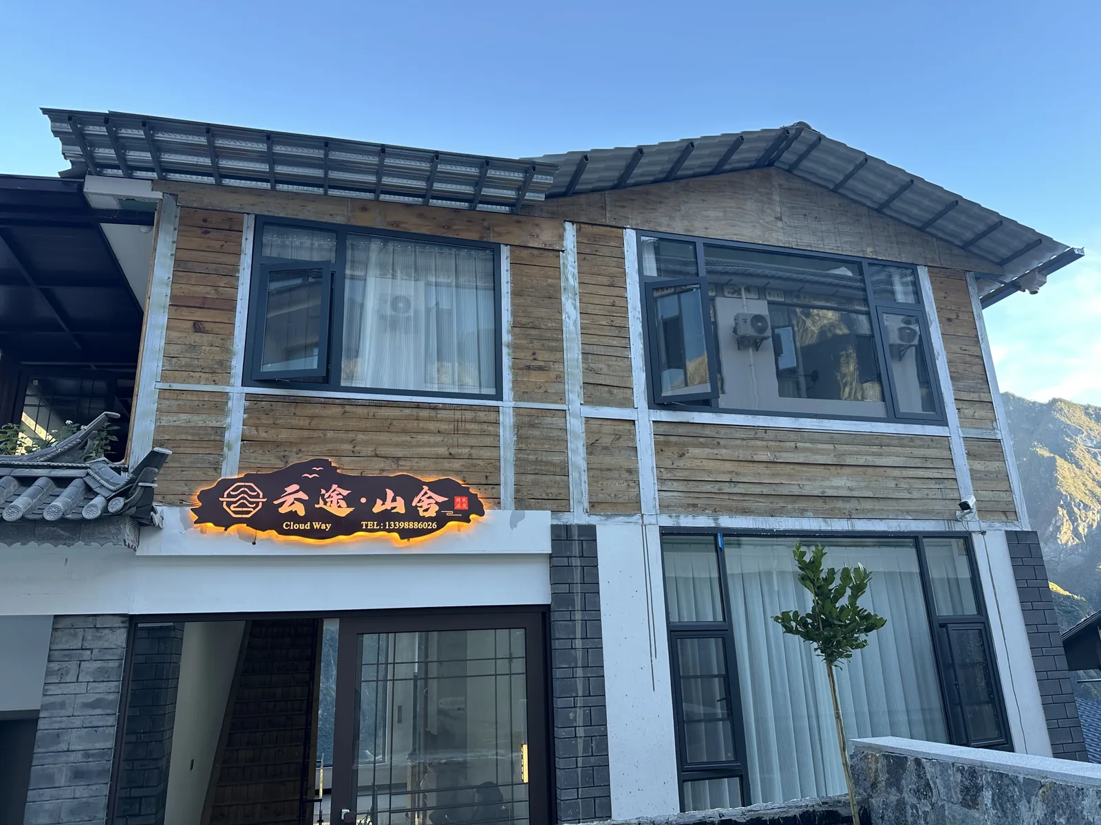 Exterior of Cloud Way Homestay in Bendiwan on the Tiger Leaping Gorge High Trail