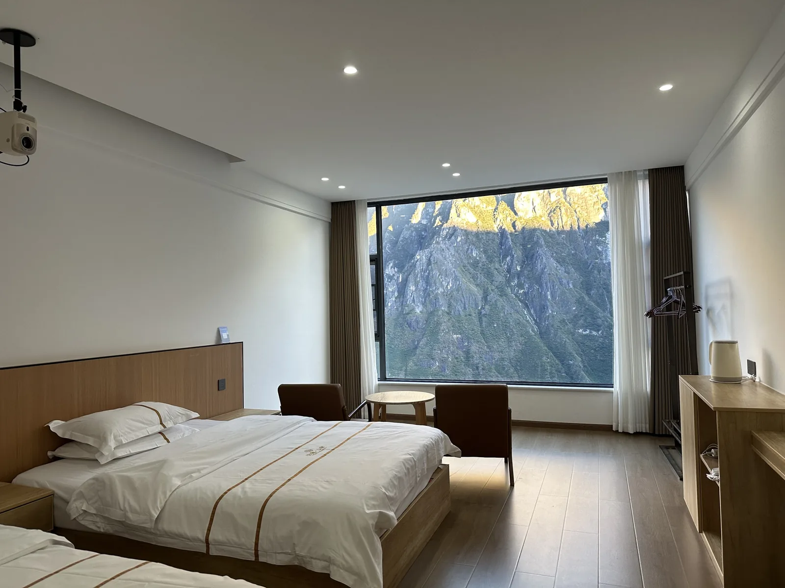 Guest room at Cloud Way Homestay with two double beds facing the mountain window